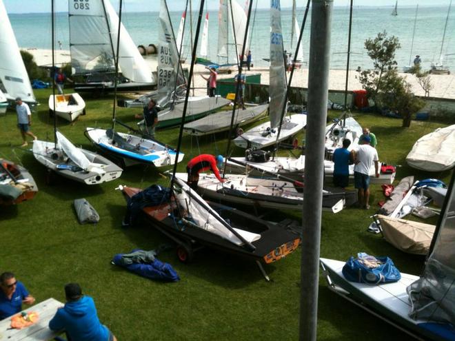 Rigging in the sun - 2014 Vic titles © Simon Dubbin